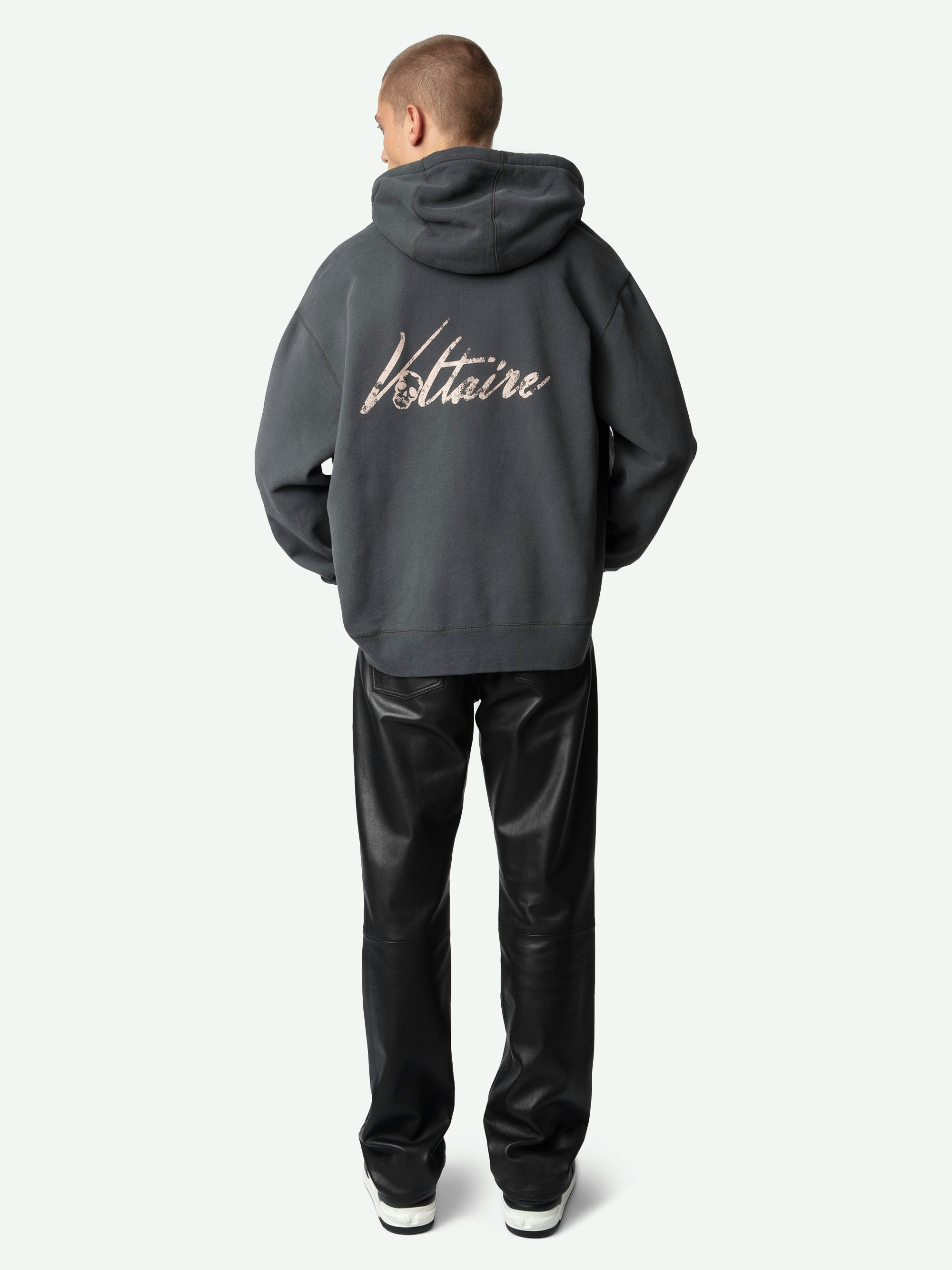 Sweatshirt Sacha - Grau meliertes Sweatshirt mit Reißverschluss, Kapuze, langen Ärmeln und "Voltaire"-Druck auf dem Rücken.